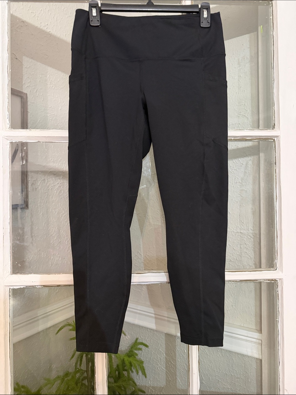 Yogalicious High-Waist Black Cropped Leggings with Side Pockets
